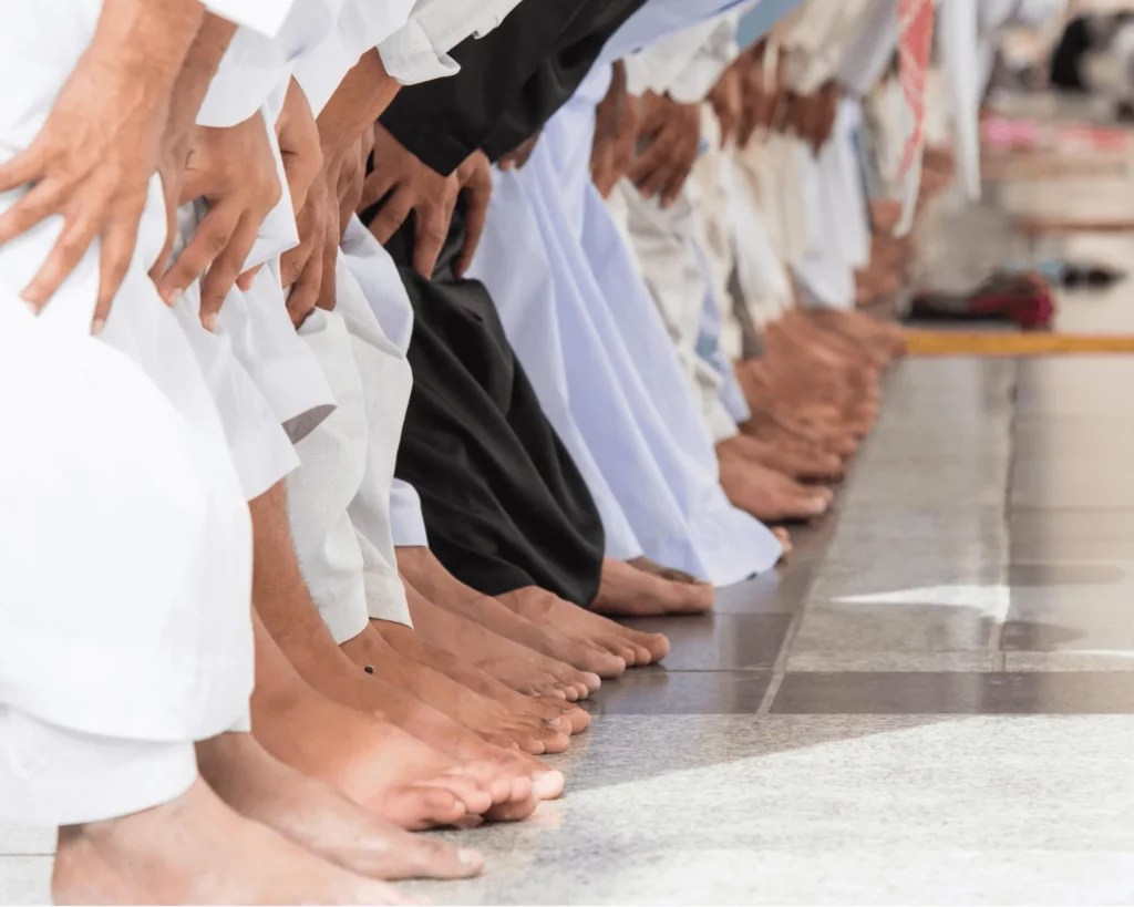 Hommes musulmans inclinés en position de Ruku pendant la prière des rites funéraires islamiques