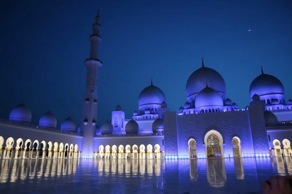 Grande Mosquée Cheikh Zayed éclairée de bleu sous un ciel nocturne
