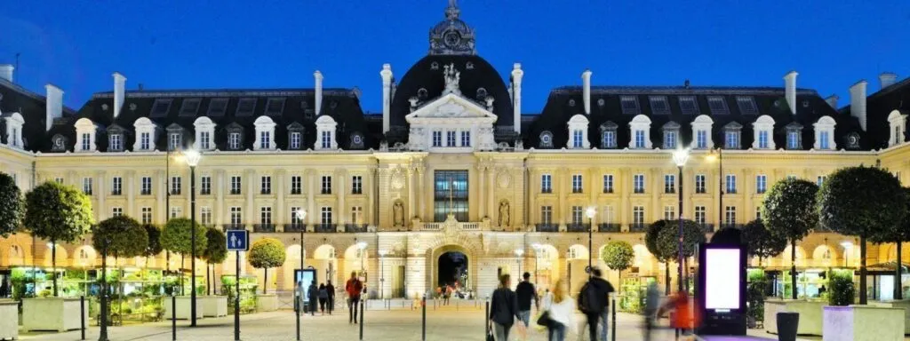 Place de la Mairie de Rennes éclairée de nuit avec passants, lieu de recueillement et hommage public